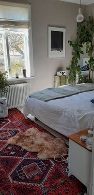 Hyr denna stuga i Visby på 120 m². 5-6 sängplatser. 15 000 - 20 000 kr per vecka. Se bilder och tillgänglighet här.