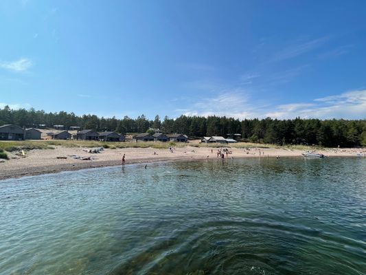 På Ulvön finns både stränder och pooler (mot avgift).