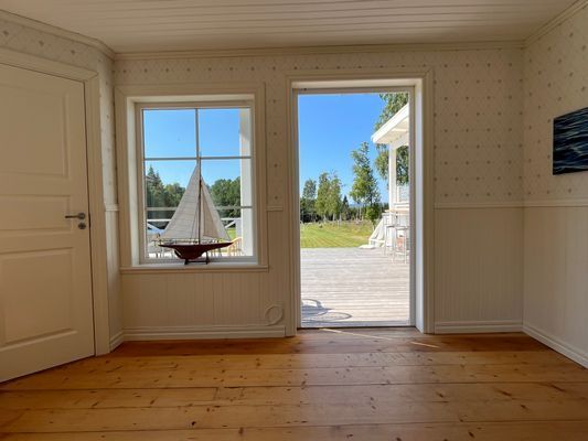 Stort kök i direkt anslutning till uteplatsen.