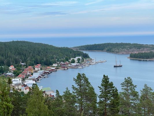 Ulvöhamn med restauranger, butik och caféer.