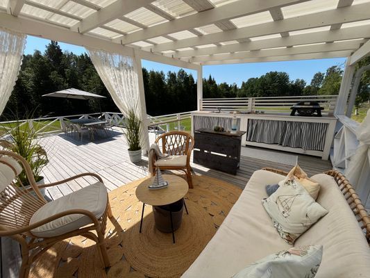 Rymligt hus på Ulvön med stor tomt och altan