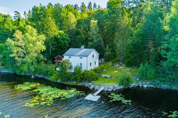 ☀️ Rymligt fritidshus – kvällssol & älvutsikt