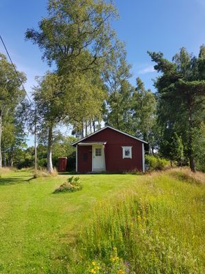 Hyr denna stuga i  på 42 m². 2 sängplatser. 800 - 1 000 kr per vecka. Se bilder och tillgänglighet här.
