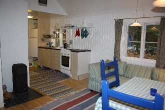Hyr denna stuga i  på 25 m². 2-3 sängplatser. 2 200 - 2 700 kr per vecka. Se bilder och tillgänglighet här.