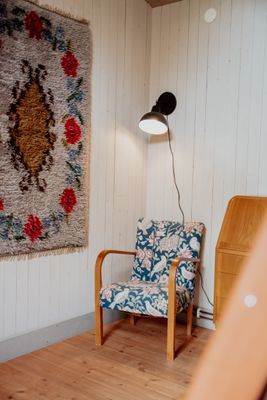 En hörna för avskildhet finns i båda sovrummen i gästhuset. Dessa fåtöljer kan också flyttas in framför kaminen i allrummet.