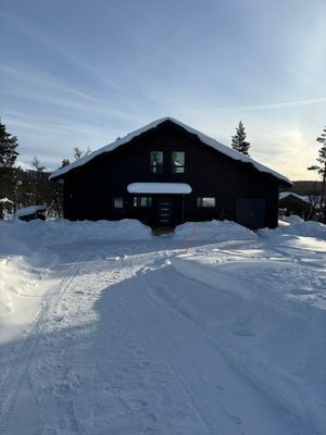 Hyr denna stuga i Grövelsjön på 160 m². 6-10 sängplatser. 2 000 - 3 200 kr per dag. Se bilder och tillgänglighet här.