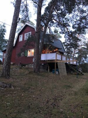 Hyr denna stuga i  på 90 m². 4-6 sängplatser. 2 100 - 2 700 kr per dag. Se bilder och tillgänglighet här.