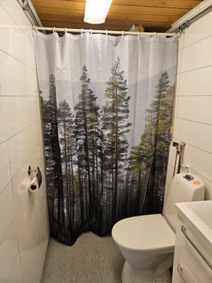 badrum 2 nedervåningen; tillgänglig via trappa utifrån