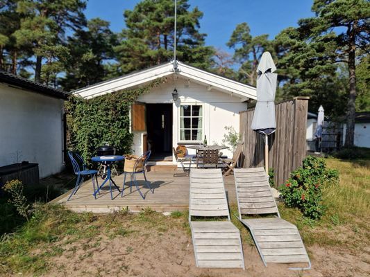 Liten mysig stuga med badrocksavstånd till havet