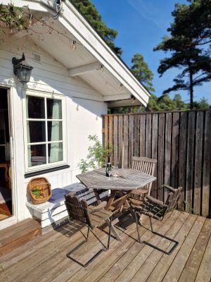 Liten mysig stuga med badrocksavstånd till havet