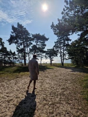 Liten mysig stuga med badrocksavstånd till havet - Bild 17