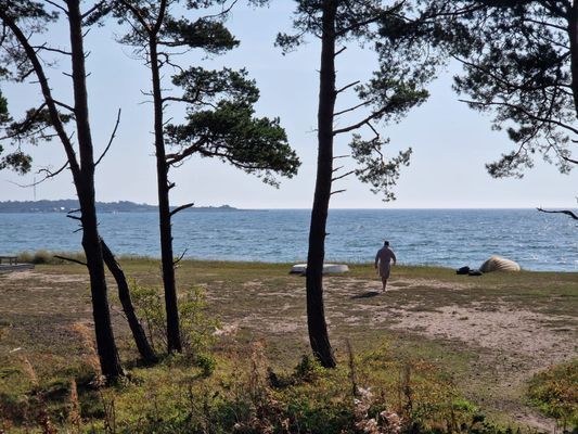 Hyr denna stuga i Gammelgarn på 29 m². 1-3 sängplatser. Från 7 840 kr per vecka. Se bilder och tillgänglighet här.