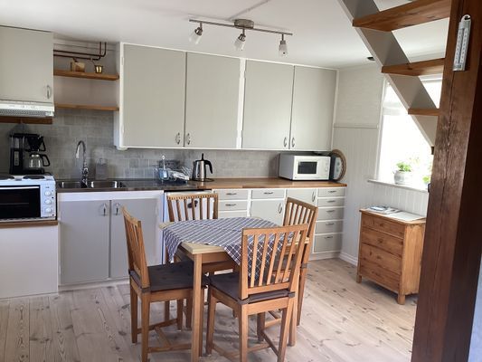 Kök med köksmöbel