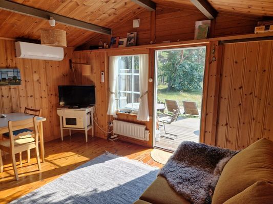 Liten mysig stuga med badrocksavstånd till havet - Bild 8