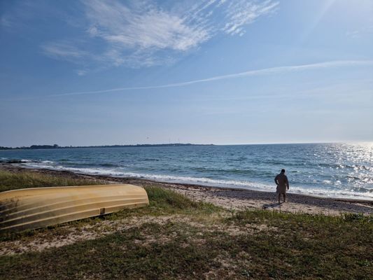 Liten mysig stuga med badrocksavstånd till havet - Bild 15