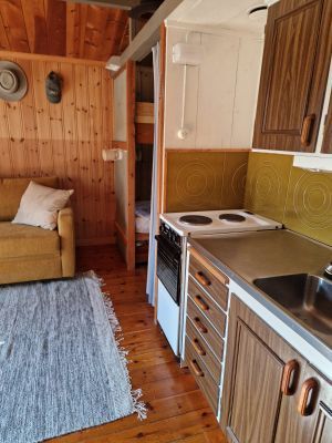 Liten mysig stuga med badrocksavstånd till havet - Bild 11