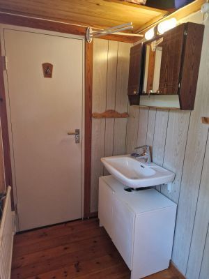 Liten mysig stuga med badrocksavstånd till havet - Bild 10