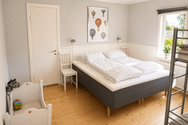 Bild 3 på 150 m till badsjö och 2,5 km till Isabergtoppen