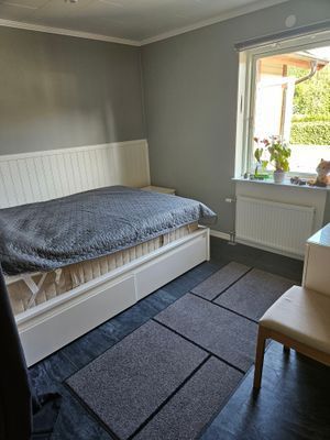 Sommarboende på halvö nära vatten - Bild 6