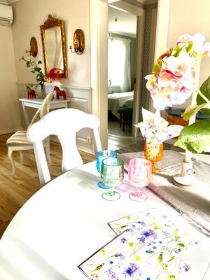 Vardagsrummet har plats för såväl matsalsdel som sällskapsdel