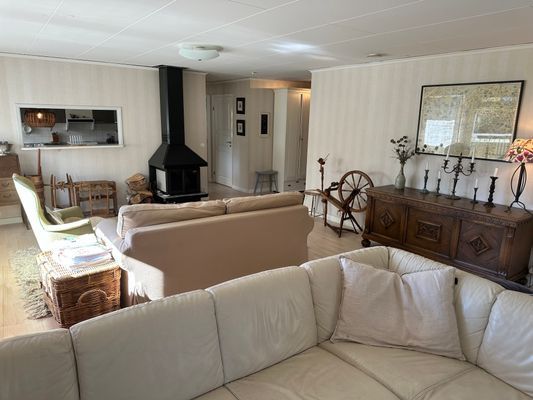 Trevlig gul villa  i sommaridyllen Grisslehamn - Bild 10