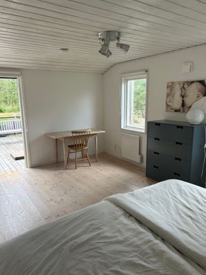 Sovrum 1 med skrivbord