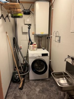 Fritidshus vid sjön med motorbåt i ett privat läge - Bild 33