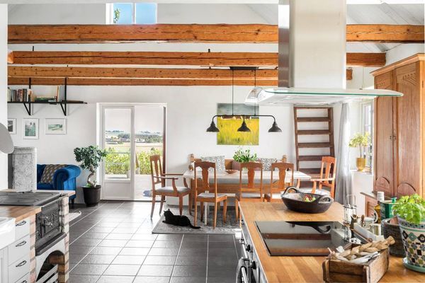 Hyr denna stuga i Simrishamn på 156 m². 6 sängplatser. Från 22 000 kr per vecka. Se bilder och tillgänglighet här.