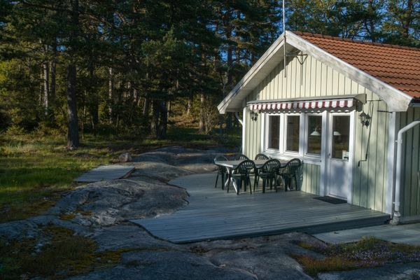 Hyr denna stuga i Strömstad på 62 m². 4-7 sängplatser. 7 000 - 12 000 kr per vecka. Se bilder och tillgänglighet här.