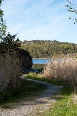 Stigen på väg mot badbryggan