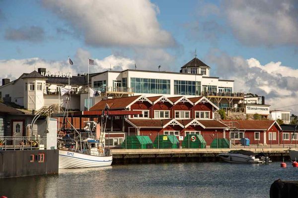 https://www.hotellhavsbaden.se/  Storslaget Spahotell med fina restauranger