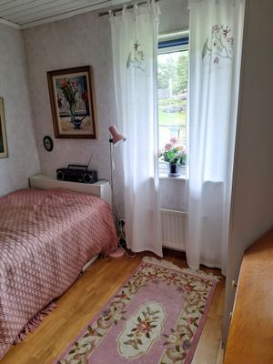 Litet sovrum i stora huset med 105 cm säng