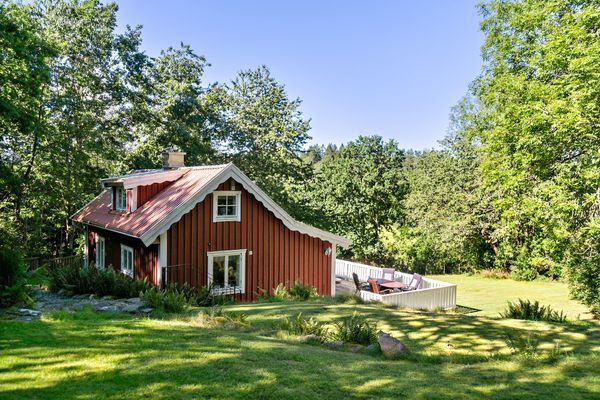 Hyr denna stuga i Stillingsön på 65 m². 4-6 sängplatser. 9 500 - 13 500 kr per vecka. Se bilder och tillgänglighet här.