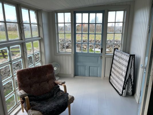 Utgång till uteplatsen och möjlighet att ställa upp en extrasäng i sällskapsrummet