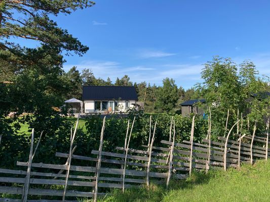 Hyr denna stuga i Gotland på 60 m². 5 sängplatser. Från 16 000 kr per vecka. Se bilder och tillgänglighet här.