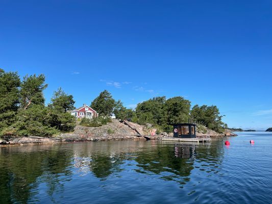 Hyr denna stuga i  på 73 m². 10-14 sängplatser. Pris ej tillgängligt. Se bilder och tillgänglighet här.