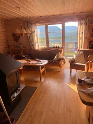 Stuga med fjäll- och sjöutsikt, bastu, och kamin