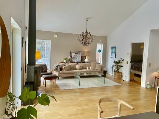 Hyr denna stuga i Stockholm på 210 m². 6-7 sängplatser. 21 000 - 23 000 kr per vecka. Se bilder och tillgänglighet här.