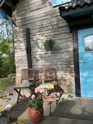 Mysig kvarnstuga intill sjö - Bild 16