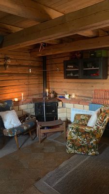 Mysig kvarnstuga intill sjö - Bild 19