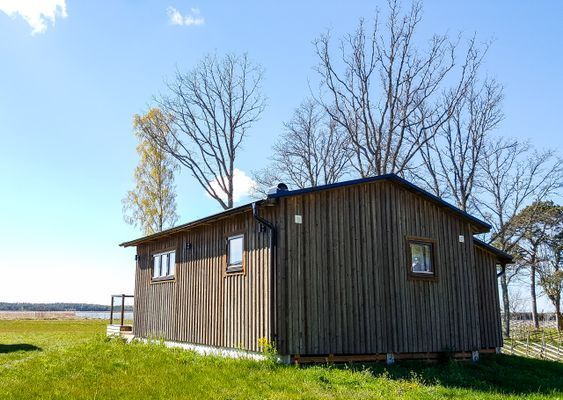 Strandstuga no 8 från parkeringen