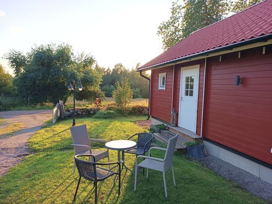 Hyr denna stuga i Växjö på 48 m². 3-4 sängplatser. 4 900 - 5 600 kr per vecka. Se bilder och tillgänglighet här.