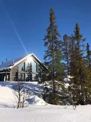 Hyr denna stuga i Storhogna på 122 m². 6-8 sängplatser. 6 000 - 20 000 kr per vecka. Se bilder och tillgänglighet här.