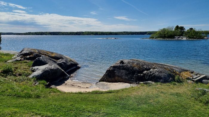Modern stuga med egen sandstrand och lugnt läge - Bild 18