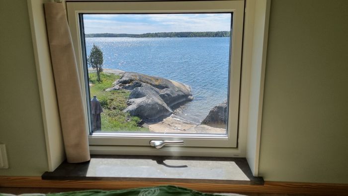 Modern stuga med egen sandstrand och lugnt läge - Bild 12