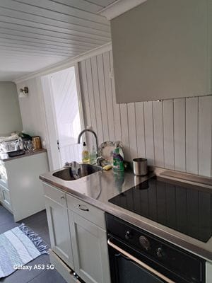 Charmig drängstuga från 1880 på hästgård - Orust - Bild 15