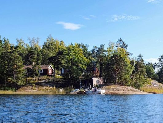 Stuga vid havsvik i Roslagen