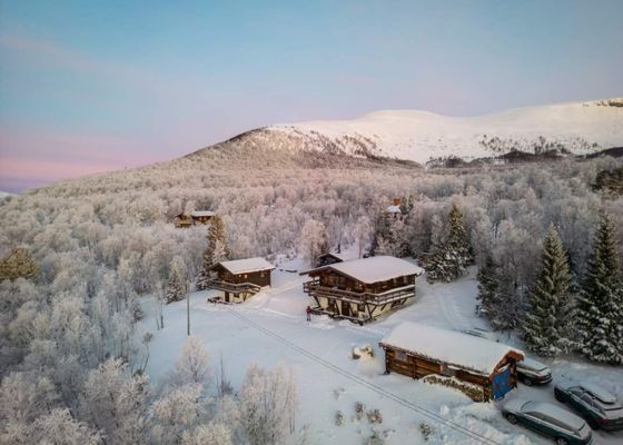 Hyr denna stuga i Tänndalen på 54 m². 5-9 sängplatser. 4 200 - 4 600 kr per vecka. Se bilder och tillgänglighet här.