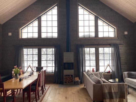 Hyr denna stuga i Lofsdalen på 150 m². 8 sängplatser. 10 000 - 20 000 kr per vecka. Se bilder och tillgänglighet här.