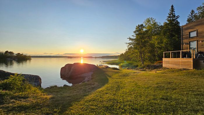 Modern stuga med egen sandstrand och lugnt läge - Bild 23